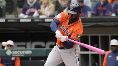Yordan Álvarez, de los Astros de Houston, pega un hit ante los Medias Blancas, en Chicago, el domingo 14 de mayo de 2023. (AP Foto/Nam Y. Huh)