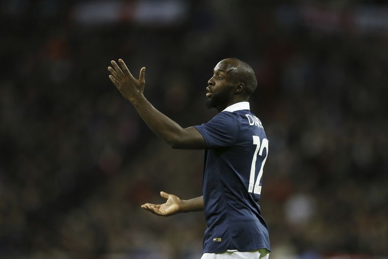 ARCHIVO - El volante francés Lassana Diarra durante el partido amistoso entre Inglaterra y Francia, el 17 de noviembre de 2015, en el estadio Wembley de Londres. (AP Foto/Kirsty Wigglesworth)