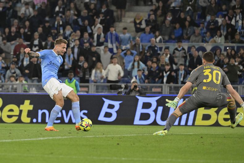 Ciro Immobile, de la Lazio, se prepara para anotar en el partido de liga ante Lecce, disputado el viernes 12 de mayo de 2023 (Fabrizio Corradetti/LaPresse via AP)