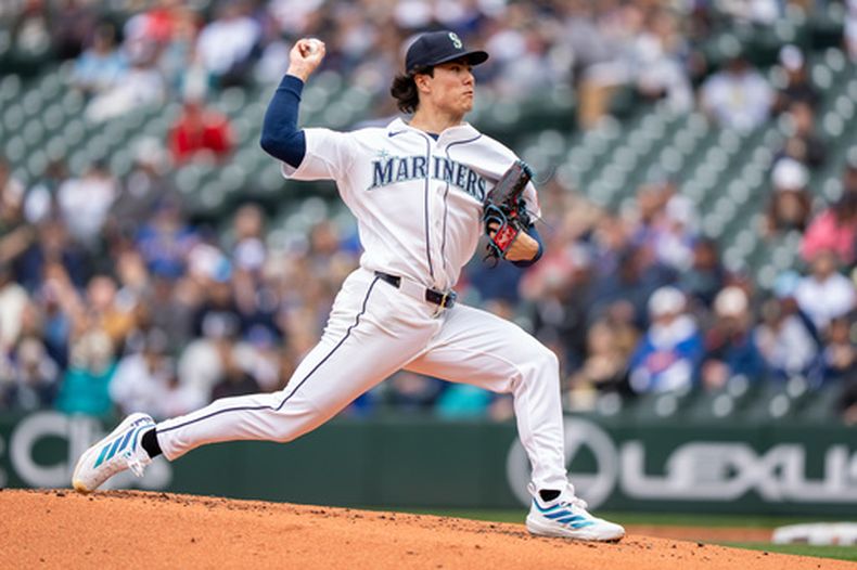 Bryan Woo, abridor de los Marineros de Seattle, trabaja en la segunda entrada del juego de béisbol de Grandes Ligas contra los Bravos de Atlanta, el miércoles 6 de mayo de 2026, en Seattle. (AP Foto/Stephen Brashear)