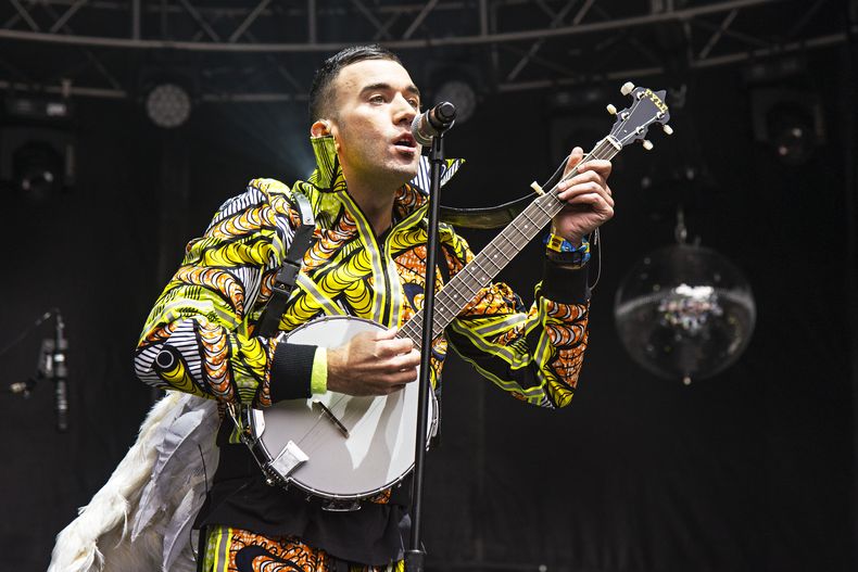 ARCHIVO - Sufjan Stevens durante su presentación en el Festival de Música Outside Lands 2016 en San Francisco el 6 de agosto de 2016. Stevens aprende a caminar nuevamente después de que el síndrome de Guillian-Barre, una enfermedad autoinmune, lo dejara inmóvil. (Foto Amy Harris/Invision/AP, archivo)
