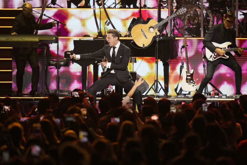 El cantante mexicano Luis Miguel se presenta en concierto en la Arena CDMX en la Ciudad de México, el martes 8 de octubre de 2024. (Foto AP/Eduardo Verdugo)