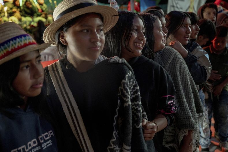 Participantes de la asamblea juvenil indígena se reúnen para elegir al coordinador del movimiento juvenil, el 12 de julio de 2025, en la reserva de Las Delicias, afectada por el conflicto armado, en Cauca, Colombia. (AP Foto/Nadège Mazars)