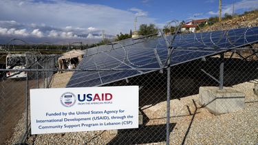 Paneles solares financiados por la Agencia de Estados Unidos para el Desarrollo Internacional en la aldea de Majdal Anjar en el Líbano, el 9 de noviembre del 2022. (AP foto/Bilal Hussein)