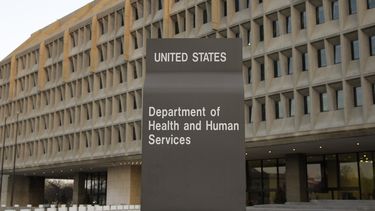 ARCHIVO - El Departamento de Salud y Servicios Humanos se ve en Washington, el 5 de abril de 2009. (AP Foto/Alex Brandon, Archivo)
