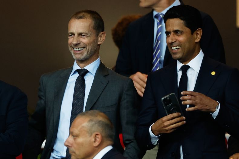 El presidente de la UEFA Aleksander Ceferin juno al presidente del París Saint-Germain Nasser Al-Khelaifi durante el primer encuentro de la Liga de Campeones ante el Barcelona el miércoles primero de octubre del 2025. (AP Foto/Joan Monfort)