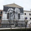 La instalación I piedi, insieme al cuore, portano la stanchezza e il peso della vita (Los pies, junto con el corazón, llevan el cansancio y el peso de la vida) del artista italiano Maurizio Cattelan en un muro de la capilla de la prisión de mujeres de la isla Giudecca durante la exposición de la 60a Bienal de Artes en Venecia, Italia, el miércoles 17 de abril de 2024. La bienal concluye el 26 de noviembre. (Foto AP/Luca Bruno)