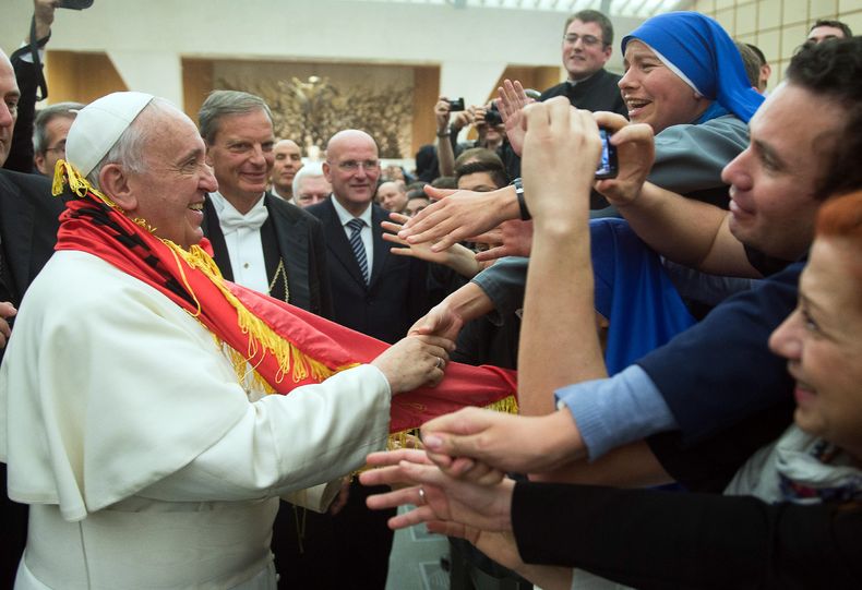 En esta imagen distribuida por el diario LOsservatore Romano, el Papa Francisco llega a una audiencia con estudiantes de la Universidad Gregoriana, en Sal&oacute;n Paulo VI, el jueves 10 de abril de 2014, en el Vaticano. (Foto AP/LOsservatore Romano)