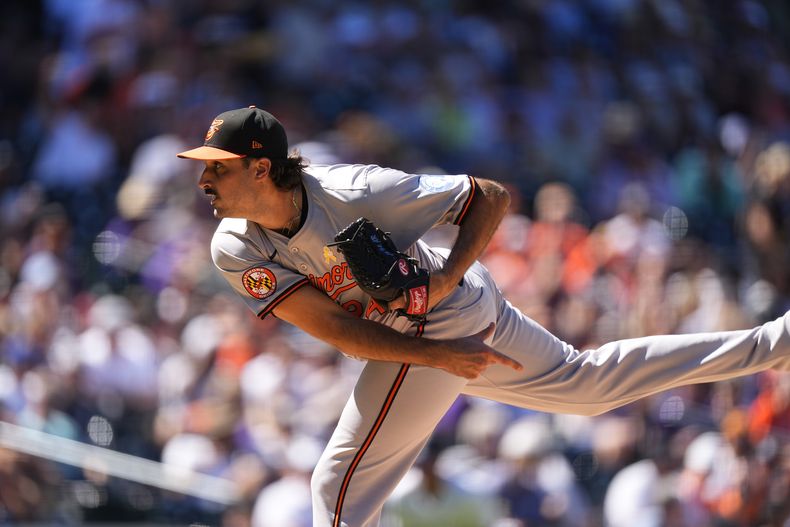 El abridor de los Orioles de Baltimore Zach Eflin trabaja la sexta entrada ante los Rockies de Colorado el domingo primero de septiembre del 2024. (AP Foto/David Zalubowski)