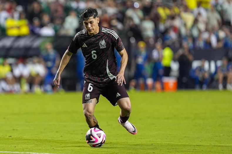 Gerardo Arteaga, de la selección de México, controla un balón en un partido amistoso ante Brasil, el sábado 8 de junio de 2024, en College Station, Texas (AP Foto/Julio Cortez)