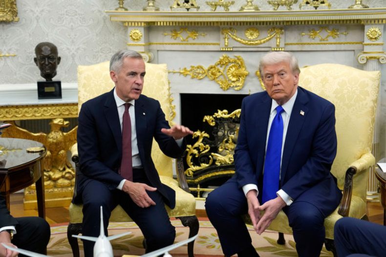 ARCHIVO - El primer ministro de Canadá, Mark Carney, y el presidente Donald Trump ofrecen una conferencia de prensa en la Casa Blanca, el 7 de octubre de 2025, en Washington, D.C. (Adrian Wyld/The Canadian Press vía AP, archivo)