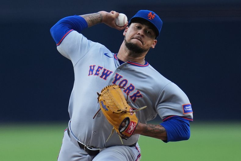 El dominicano Frankie Montás, de los Mets de Nueva York, cumple con su apertura del 28 de julio de 2025, ante los Padres de San Diego (AP Foto/Gregory Bull, archivo)