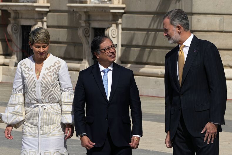 El presidente de Colombia, Gustavo Petro, en el centro, habla con el rey de España, Felipe VI, junto a la primera dama de Colombia, Verónica Alcocer, en el Palacio Real durante una ceremonia de bienvenida el miércoles 3 de mayo de 2023, durante una visita oficial de Petro a España. (AP Foto/Paul White)