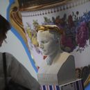 Una mujer observa un busto de Napoleón en una exposición de pertenencias de Napoleón creada por el diseñador francés Jean-Charles de Castelbajac en la casa de subastas Sothebys en París el jueves 19 de junio de 2025 en París. (Foto AP/Christophe Ena)
