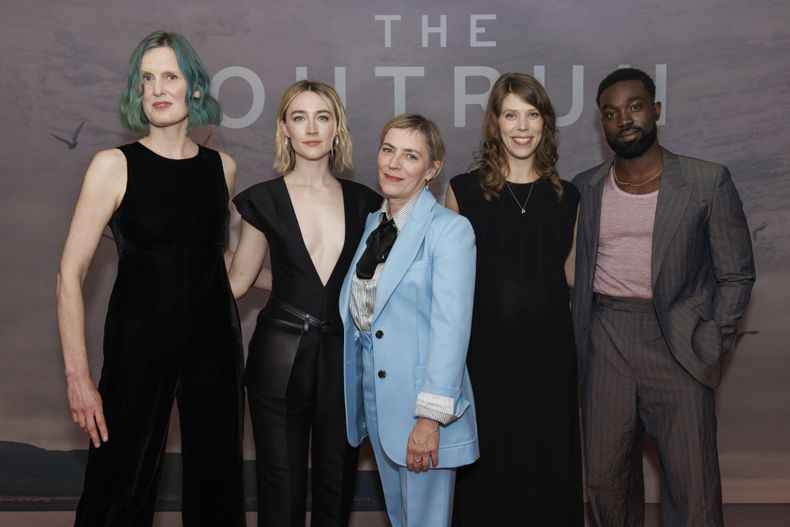 Amy Liptrot, Saoirse Ronan, Saskia Reeves, Nora Fingscheidt y Paapa Essiedu posan a su llegada para la proyección de la película The Outburn el miércoles 18 de septiembre de 2024 en Londres. (Foto Vianney Le Caer/Invision/AP)