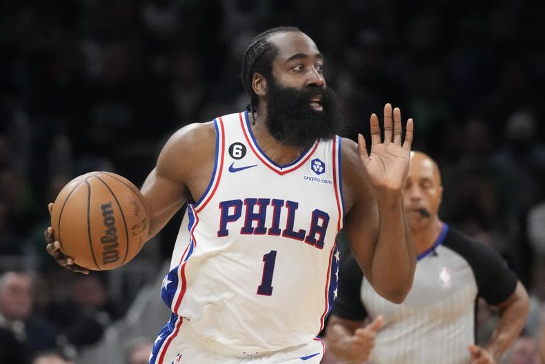 ARCHIVO - Foto del 9 de mayo del 2023, el base de los 76ers de Filadelfia James Harden avanza con el balón durante el juego 5 de las semifinales de la Conferencia Este ante los Celtics de Boston. (AP Foto/Charles Krupa, Archivo)