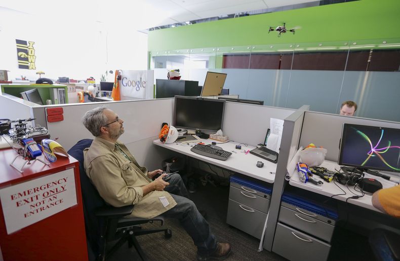 Derrick Aumiller, empleado de Google, vuela un helic&oacute;ptero de control remoto en el nuevo centro de datos de la compa&ntilde;&iacute;a en el occidente de Iowa, en Council Bluffs, Iowa, el jueves 3 de octubre de 2013. Google anunci&oacute; el martes