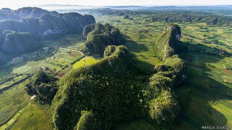 Una imagen de los mogotes, montes de piedra caliza con forma de cono y cubiertos de vegetación, en Pinar del Río, en el occidente de la isla.