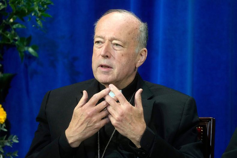El cardenal Robert McElroy, de Washington, durante una conferencia de prensa, el viernes 9 de mayo de 2025, en Roma. (AP Foto/Gregorio Borgia,Archivo)