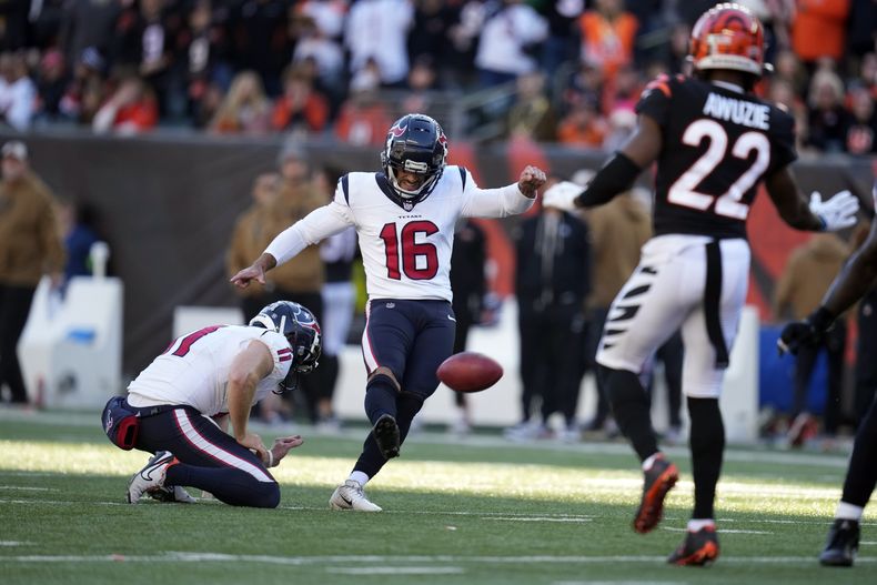 El pateador de los Texans de Houston Matt Ammendola (16) realiza un gol de campo de 45 yardas ante los Bengals de Cincinnati durante la primera mitad del juego de la NFL el domingo 12 de noviembre de 2023, en Cincinnati. (AP Foto/Michael Conroy)