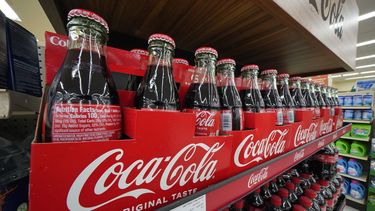 Botellas de Coca-Cola en un supermercado de Uniontown, Pensilvania, el domingo 24 de abril de 2022. (AP Foto/Gene J. Puskar)