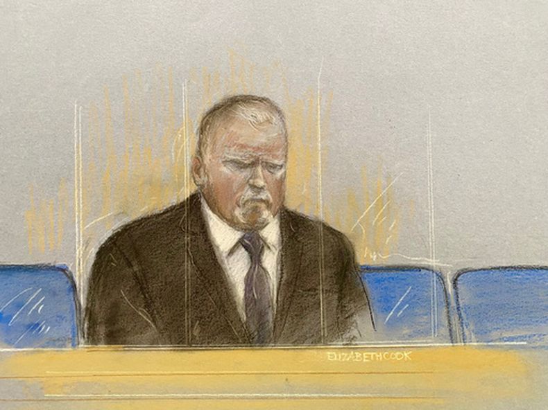 Representación artística del director de funeraria Robert Bush en el tribunal de la corona en Hull, Inglaterra, el 27 de julio del 2026. (Elizabeth Cook/PA via AP)
