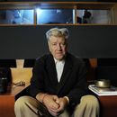 ARCHIVO - El cineasta David Lynch posa para un retrato en su sala de proyección privada en Los Ángeles el 9 de septiembre de 2010. (Foto AP/Chris Pizzello, archivo)