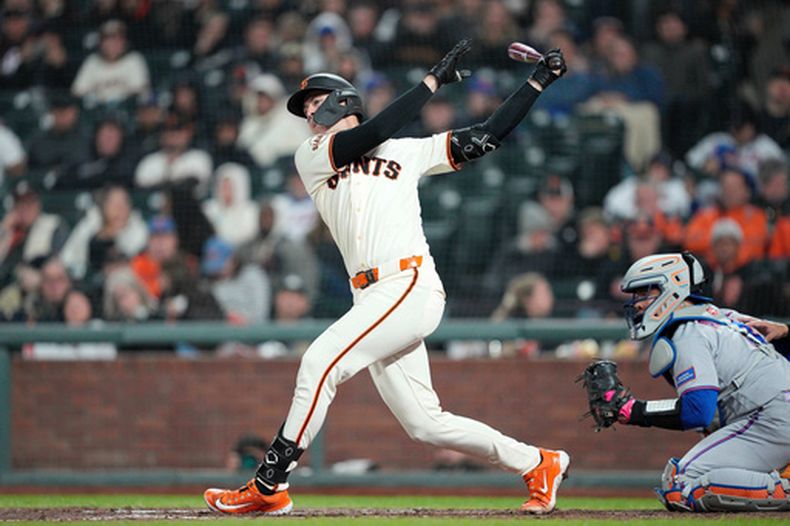 Daniel Susac, de los Gigantes de San Francisco, pega un sencillo en el encuentro del jueves 2 de abril de 2026 ante los Mets de Nueva York (AP Foto/Tony Avelar)