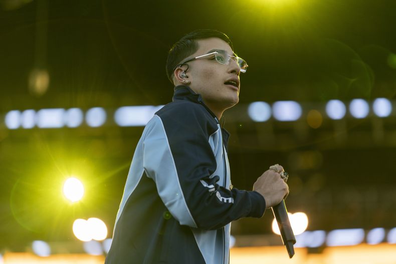 El cantante mexicano El Malilla durante su concierto en el Coca-Cola Flow Fest en la Ciudad de México el domingo 24 de noviembre de 2024. (Foto AP/Félix Márquez)