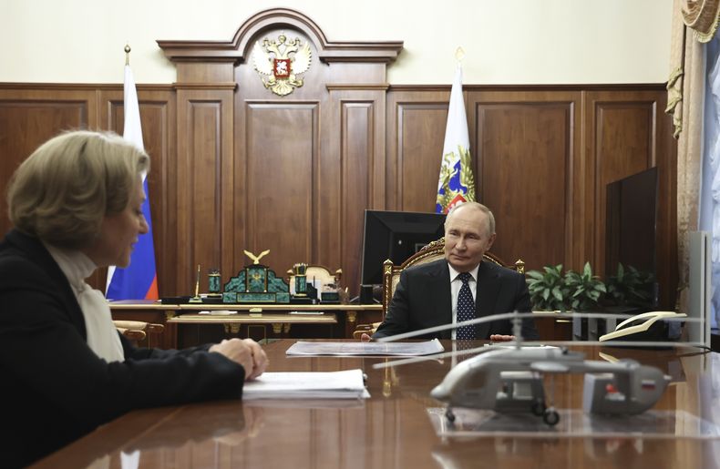 El presidente ruso Vladimir Putin con Anna Popova, directora del Servicio Federal para la Protección y Bienestar de Consumidores en Moscú, el 16 de septiembre de 2024. (Alexander Kazakov, Sputnik, Kremlin Pool Photo via AP)