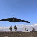 En esta imagen, tomada de un video distribuido por el servicio de prensa del Ministerio de Defensa de Rusia el 18 de abril de 2025, soldados rusos lanzan un dron de inteligencia Supercam hacia posiciones ucranianas en Ucrania. (Servicio de prensa del Ministerio de Defensa de Rusia vía AP)