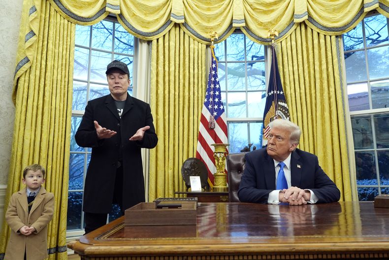 El presidente Donald Trump escucha mientras Elon Musk, acompañado por su hijo X Æ A-Xii, habla en el Despacho Oval de la Casa Blanca, el martes 11 de febrero de 2025, en Washington. (foto/Alex Brandon)