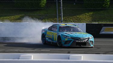 Denny Hamlin festeja en su auto tras ganar la carrera de la Copa NASCAR en Pocono Raceway, el domingo 23 de julio de 2023, en Long Pond, Pensilvania. (AP Foto/Derik Hamilton)