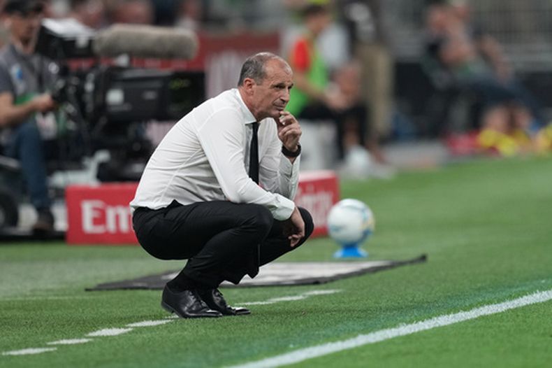 El entrenador del AC Milan Massimiliano Allegri reacciona durante el encuentro ante el Cagliari en la Serie A el domingo 24 de mayo del 2026. (AP Foto/Antonio Calanni)