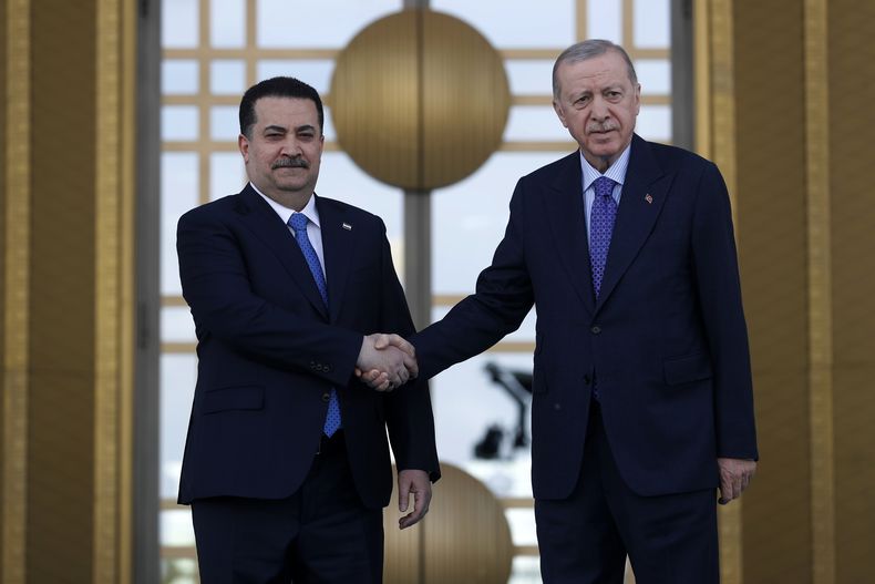 El presidente turco Recep Tayyip Erdogan (d) con el primer ministro iraquí Mohammed Shia al-Sudani en Ankara el 8 de mayo del 2025. (Ahmad Al-Rubaye/Pool Photo via AP)