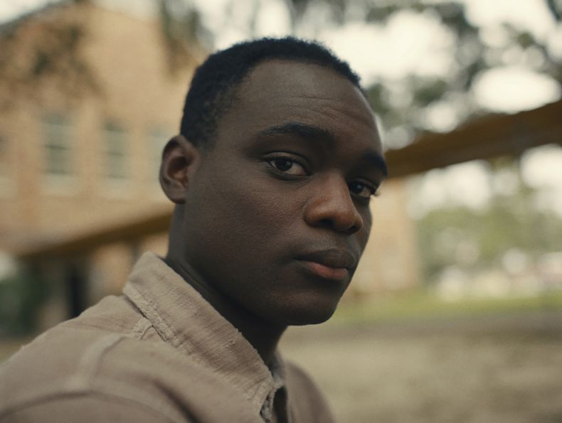 Esta imagen difundida por Amazon/MGM muestra a Ethan Herisse en una fotografía promocional de la película Nickel Boys. (Orion Pictures/Amazon/MGM via AP)
