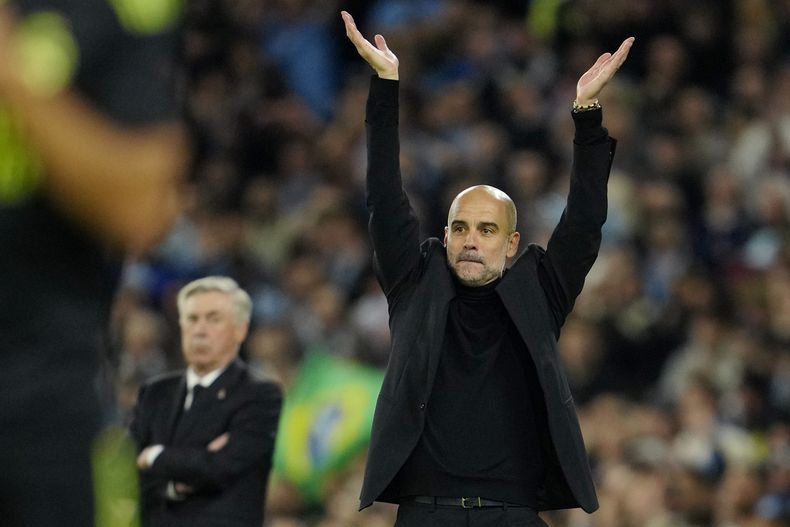 El técnico del Manchester City Pep Guardia celebra durante el partido de vuelta de las semifinales de la Liga de Campeones ante el Real Madrid, el miércoles 17 de mayo de 2023, en Manchester, Inglaterra. (AP Foto/Jon Super)