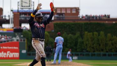 Ronald Acuña Jr. de los Bravos de Atlanta al anotar una carrera ante los Filis de Filadelfia, el jueves 22 de junio de 2023. (AP Foto/Matt Slocum)