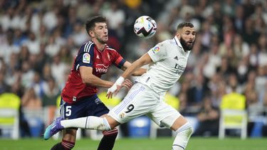 ARCHIVO - Foto del 2 de octubre del 2022, David García del Osasuna pelea por el balón con Karim Benzema del Real Madrid en el encuentro de liga en el Estadio Santiago Bernabeu. El viernes 5 de mayo del 2023, Real Madrid busca recuperar la senda del triunfo para la final de la Copa del Rey el sábado frente al Osasuna. (AP Foto/Manu Fernandez, Archivo)