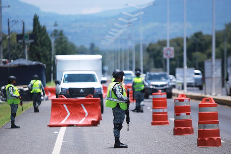 Guardias nacionales trabajan en un puesto de control en Cherangueran, estado de Michoacán, México, el viernes 14 de agosto de 2026. (Foto AP/Armando Solís)