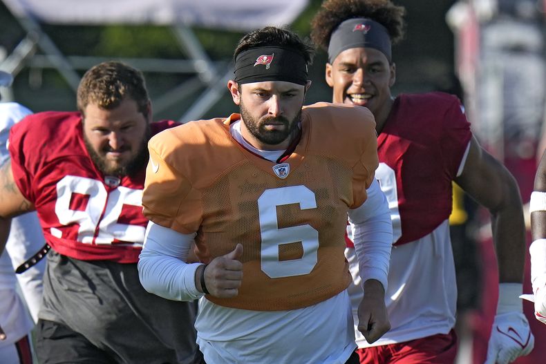 El quarterback Baker Mayfield de los Buccaneers de Tampa Bay durante un entrenamiento, el jueves 3 de agosto de 2023, en Tampa, Florida. (AP Foto/Chris OMeara)