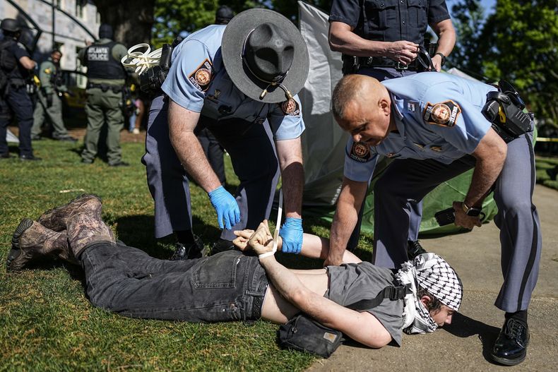 Agentes de la policía estatal de Georgia detienen a un manifestante en el campus de la Universidad de Emory durante una manifestación propalestina, el 25 de abril de 2024, en Atlanta. (AP Foto/Mike Stewart)