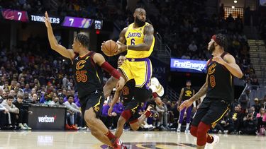 LeBron anota 38 puntos de vuelta en Cleveland, Lakers ganan