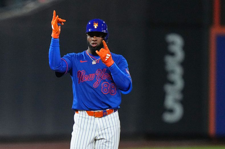 El cubano Luis Robert Jr., de los Mets de Nueva York, festeja tras producir dos carreras con un sencillo ante los Marlins de Miami el jueves 30 de julio de 2026 (AP Foto/Frank Franklin II)