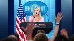La secretaria de prensa de la Casa Blanca Karoline Leavitt habla con reporteros en el Centro de Prensa de la Casa Blanca en Washington, el 16 de julio del 2026. (AP foto/Julia Demaree Nikhinson)