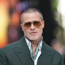 ARCHIVO - Brad Pitt posa para los fotógrafos a su llegada al estreno de la película F1 The Movie el lunes 23 de junio de 2025 en Londres. (Foto Scott A Garfitt/Invision/AP, archivo)