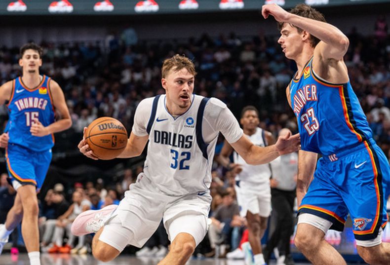 Cooper Flagg. de los Mavericks de Dallas, lleva el balón frente a Brooks Barnhizer, del Thunder de Oklahoma City, durante la segunda mitad del juego de baloncesto de la NBA, el miércoles 28 de octubre de 2026, en Dallas. (AP Foto/Jeffrey McWhorter)