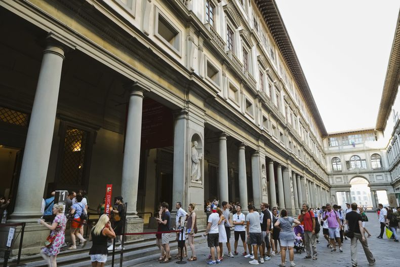 ARCHIVO - Varias personas se forman para entrar a la Galería Uffizi en Florencia, Italia, el 1 de agosto de 2017. (AP Foto/Domenico Stinellis, Archivo)
