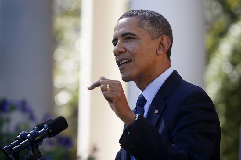 El presidente Barack Obama habla en el Jard&iacute;n de las Rosas de la Casa Blanca en Washington el 21 de octubre de 2013. (Foto AP/Charles Dharapak, Archivo)