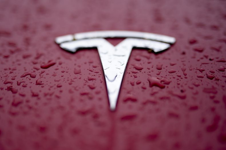 ARCHIVO - El logotipo de Tesla el 27 de febrero de 2024, en Charlotte, Carolina del Norte. (AP Foto/Chris Carlson, Archivo)